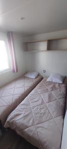 a bedroom with two beds and a window at l' échappée belle in Mimizan-Plage