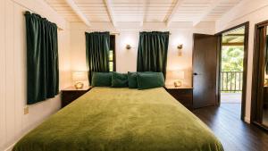 ein Schlafzimmer mit einem großen Bett mit grünen Laken in der Unterkunft El Oasis Hotel in Aguada + 71 Fotos