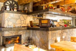 Lounge alebo bar v ubytovaní Koliba Bešeňovka
