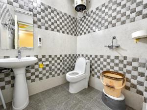 a bathroom with a toilet and a sink at Mahadev Mension Tapovan in Rishīkesh