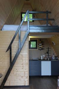 eine Treppe, die zum Dachboden eines winzigen Hauses hinaufführt in der Unterkunft Haiduk Aframe in Brebu