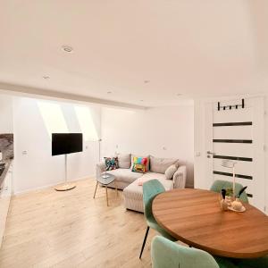 a living room with a table and a couch at Ewelinas Altstudio in Sundern