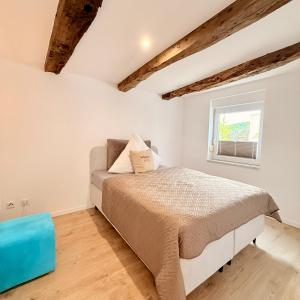 a bedroom with a bed and a window at Ewelinas Altstudio in Sundern