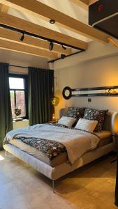 a bedroom with a large bed in a room at Gleisbett 12-2 in Meiningen