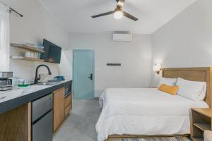 a small bedroom with a bed and a kitchen at Casa Othir in Monterrey