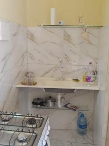a kitchen with a stove and a counter top at Recanto Jane e Daniel in Angra dos Reis