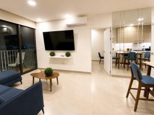 a living room with a couch and a tv on a wall at Depto premium Valle Poniente UDEM Consulado 5px in Monterrey