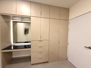 a kitchen with white cabinets and a mirror at Depto premium Valle Poniente UDEM Consulado 5px in Monterrey +79 photos