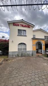a sant travel building with a sign on it at Hostal Sam in Managua