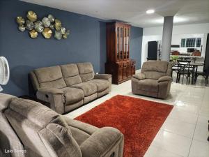 a living room with two couches and a red rug at Casa Bell in Ciudad Valles