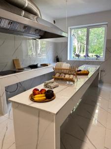 a kitchen with a plate of fruit on a counter at Orinoko Guest House in Stacija Sece