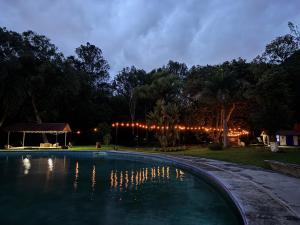 Piscina a Glamping Nool o a prop