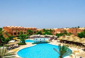 een uitzicht op een resort met een groot zwembad bij Jaz Makadi Oasis Resort in Hurghada