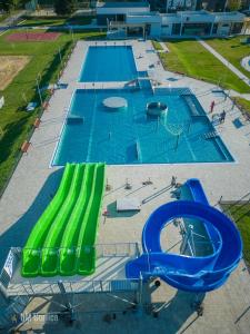 an overhead view of a large swimming pool at PIOTROWSKi HOUSE in Ropica Górna