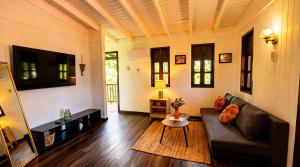 ein Wohnzimmer mit Sofa und Tisch in der Unterkunft El Oasis Hotel in Aguada