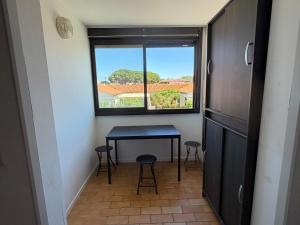 a small room with a table and a window at Appartement Port Leucate in Leucate