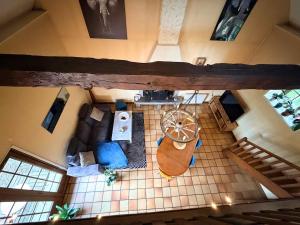 an overhead view of a living room with blue furniture at Maison paisible Normandie in Saint-Aubin-de-Terregatte