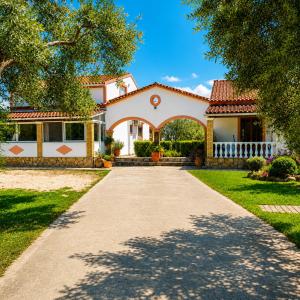 a house with a driveway in front of it at Villa Yannis 1 in Roda