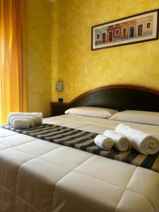 ein Hotelzimmer mit einem Bett, auf dem Handtücher liegen in der Unterkunft Hotel Blue Rose's in Mesagne + 21 Fotos