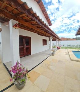 an external view of a villa with a swimming pool at Casapraiatracuá in Beberibe
