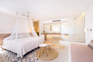 Łóżko lub łóżka w pokoju w obiekcie Gatzara Suites Santa Gertrudis