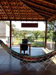 a hammock in a pavilion with a desk in it at Rancho Macalé Balneário de Rancharia Sp in Rancharia