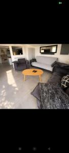 a living room with a table and a bed at Maison 7 personnes avec piscine proche de Disneyland Paris in Villiers-sur-Morin +66 photos
