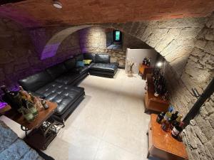 a living room with a couch and a stone wall at Gleisbett 12-2 in Meiningen