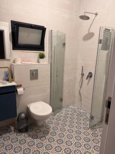 a bathroom with a shower and a toilet and a sink at קסם צפתי- סטודיו in Safed