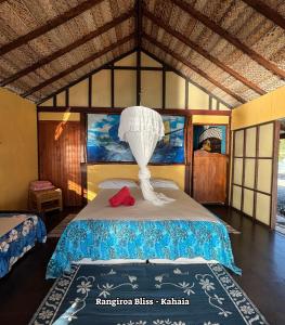 ein Schlafzimmer mit einem Bett und einem Kronleuchter in der Unterkunft Rangiroa Bliss in Tiputa