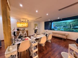 a room with a table and chairs and a large window at Hotel GH Guaparo Suites Valencia in Valencia