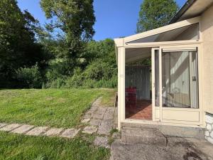 a screened in porch of a house at la maisonnette in Nogent-le-Rotrou