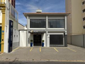 a parking lot in front of a building at Asa Hotel in Piracicaba