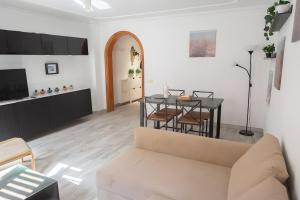 a living room with a couch and a table at Casa para descubrir el mar in La Garita