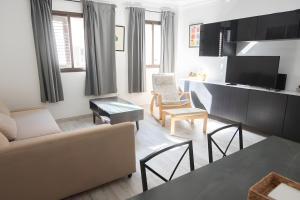 a living room with a couch and a table at Casa para descubrir el mar in La Garita