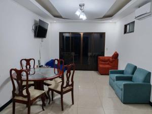 a living room with a table and chairs and a couch at Casa Congo in Golfito