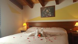 una camera da letto con un letto decorato con fiori di Hotel Castello a Montjovet Altre 61 foto