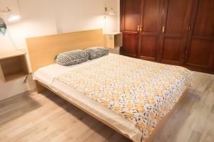 a bed with two pillows on it in a room at Casa para descubrir el mar in La Garita