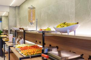 a bunch of fruits and vegetables on shelves in a kitchen at Hotel Gênova BC in Balneário Camboriú