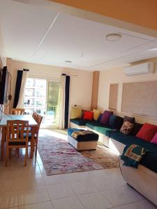 a living room with a couch and a table at مارينا دلتا Alpha star in ‘Izbat Abū Sulayman