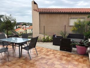 a patio with a table and chairs on a patio at Appartement T2 de 30m2, Grande Terrasse, Résidence Soleil Marin in Collioure