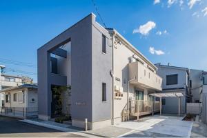 a white building with an archway on the side of it at treehouse - Vacation STAY 22128 in Nagoki