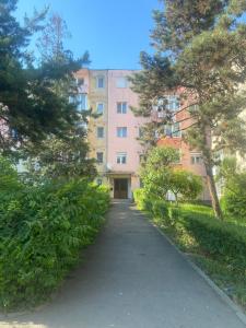 a walkway in front of an apartment building at Apartament 29 in Orăştie