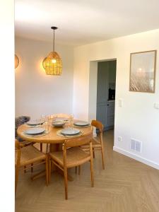a dining room with a wooden table and chairs at Ferienhaus Lykkehus Dümmer See in Hüde
