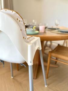 a white chair sitting in front of a table at Ferienhaus Lykkehus Dümmer See in Hüde