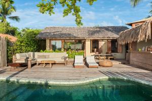 a backyard with a swimming pool and a house at Casa do Amor Caraíva in Caraíva