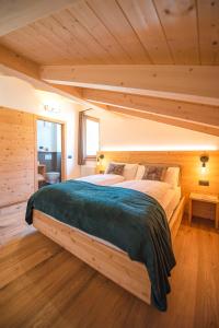 a bedroom with a large bed in a cabin at Chalet Brento in Lundo