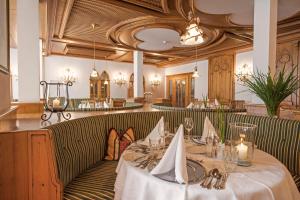 ein Esszimmer mit einem Tisch in einem Restaurant in der Unterkunft Hotel Vitalquelle Montafon in Schruns-Tschagguns