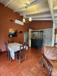a dining room with a table and chairs at nisueñes in Belén de Escobar