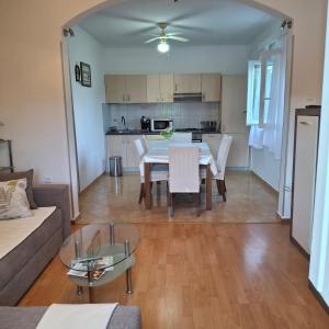 a kitchen and dining room with a table and chairs at Kuća za odmor Silvano in Dicmo
